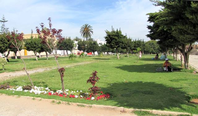 Maroc Rabat rue Assaadiyne le long de l'esplanade de la tour Hassan